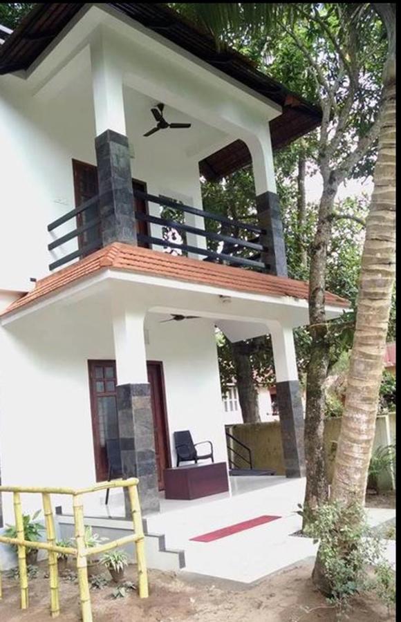 Abru'S Holidays International Travelers Alappuzha Exterior photo