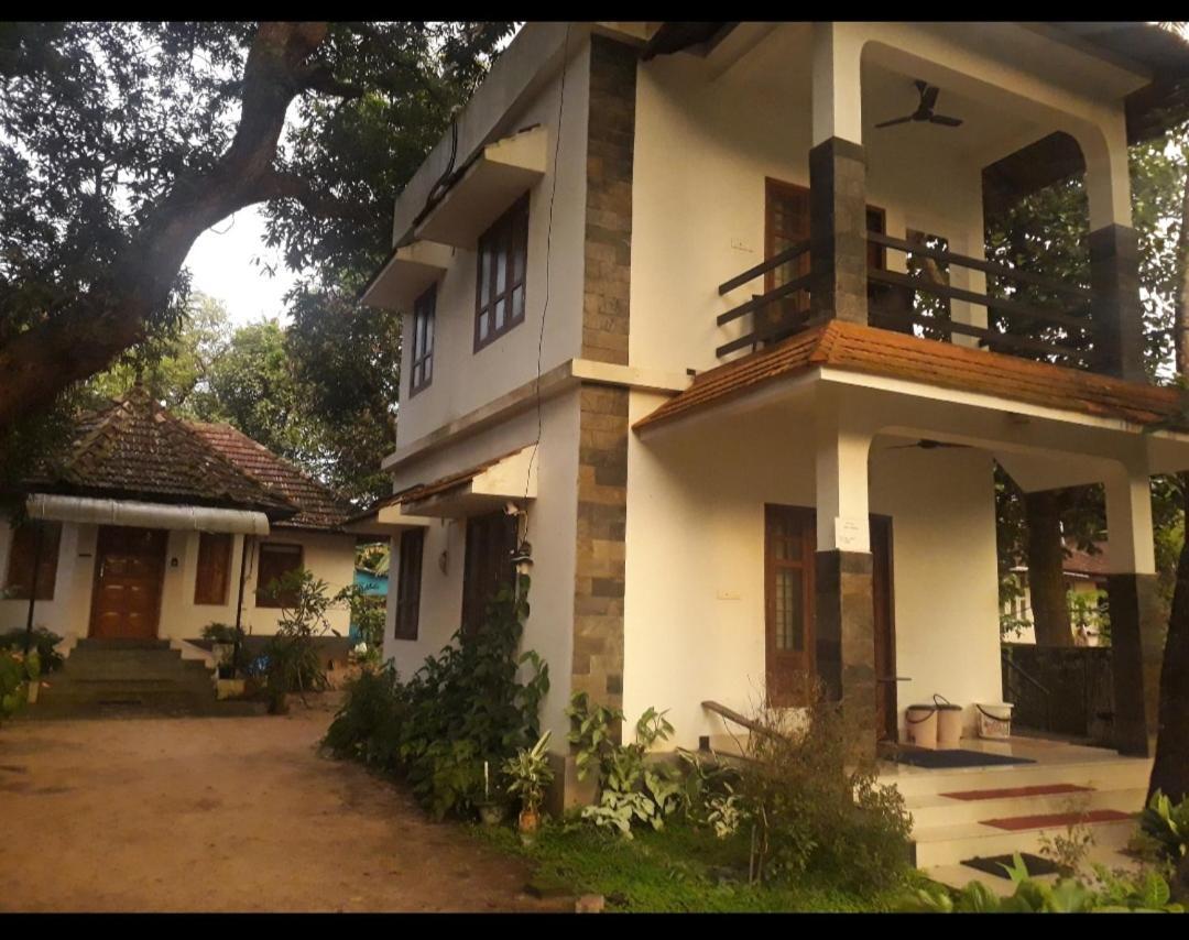 Abru'S Holidays International Travelers Alappuzha Exterior photo